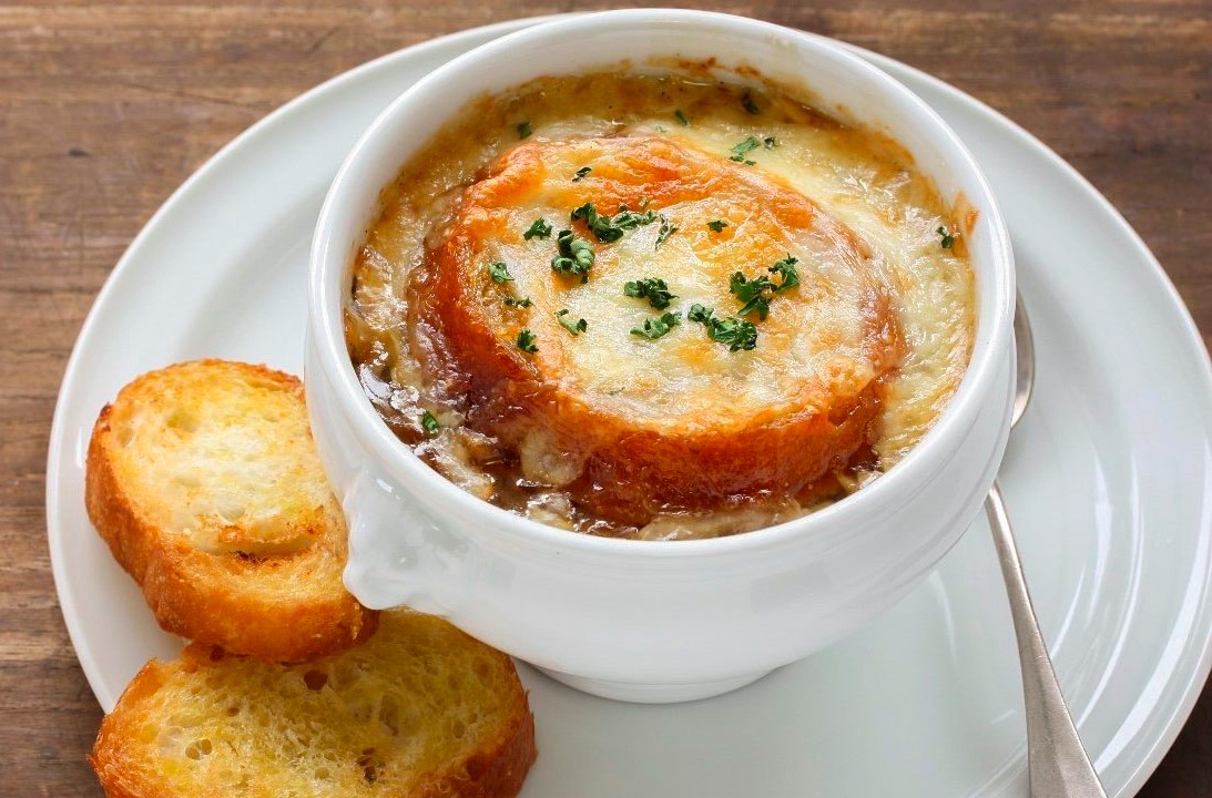Французский луковый суп: короткий путь к комфорту